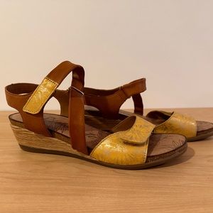 Remonte women’s wedge sandals - size 9